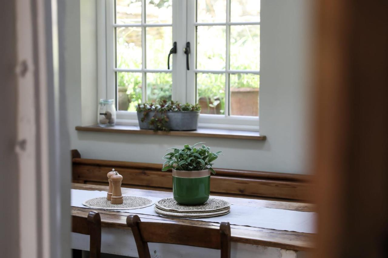 Coombers Mead Cottage Тетбъри Екстериор снимка