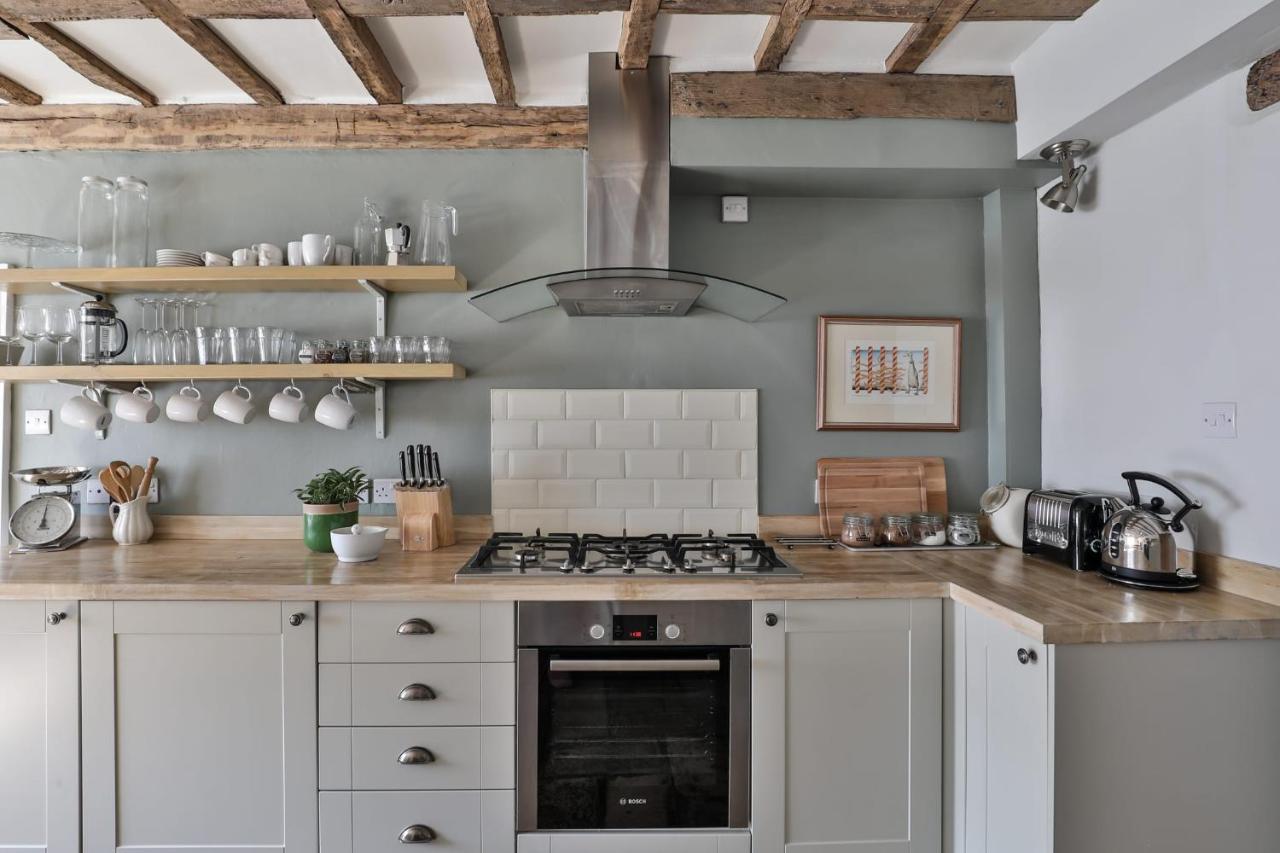 Coombers Mead Cottage Тетбъри Екстериор снимка