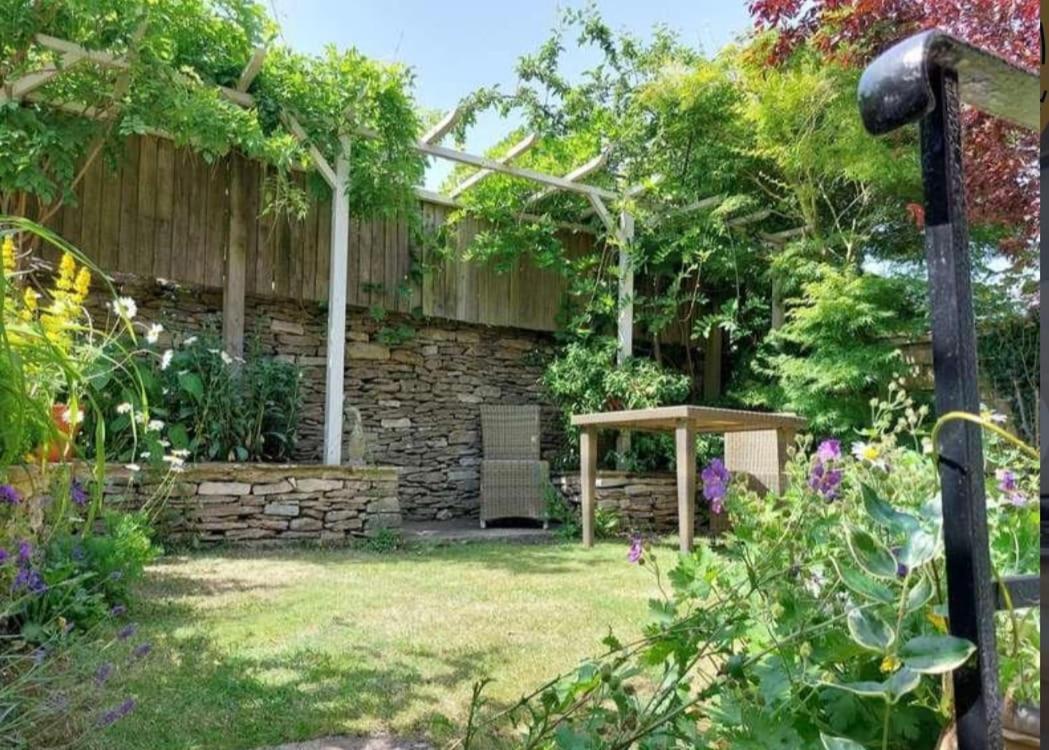 Coombers Mead Cottage Тетбъри Екстериор снимка