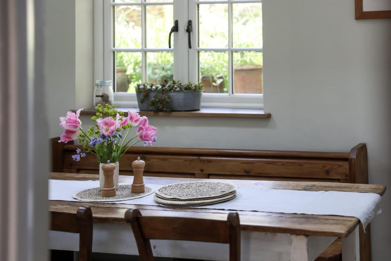 Coombers Mead Cottage Тетбъри Екстериор снимка