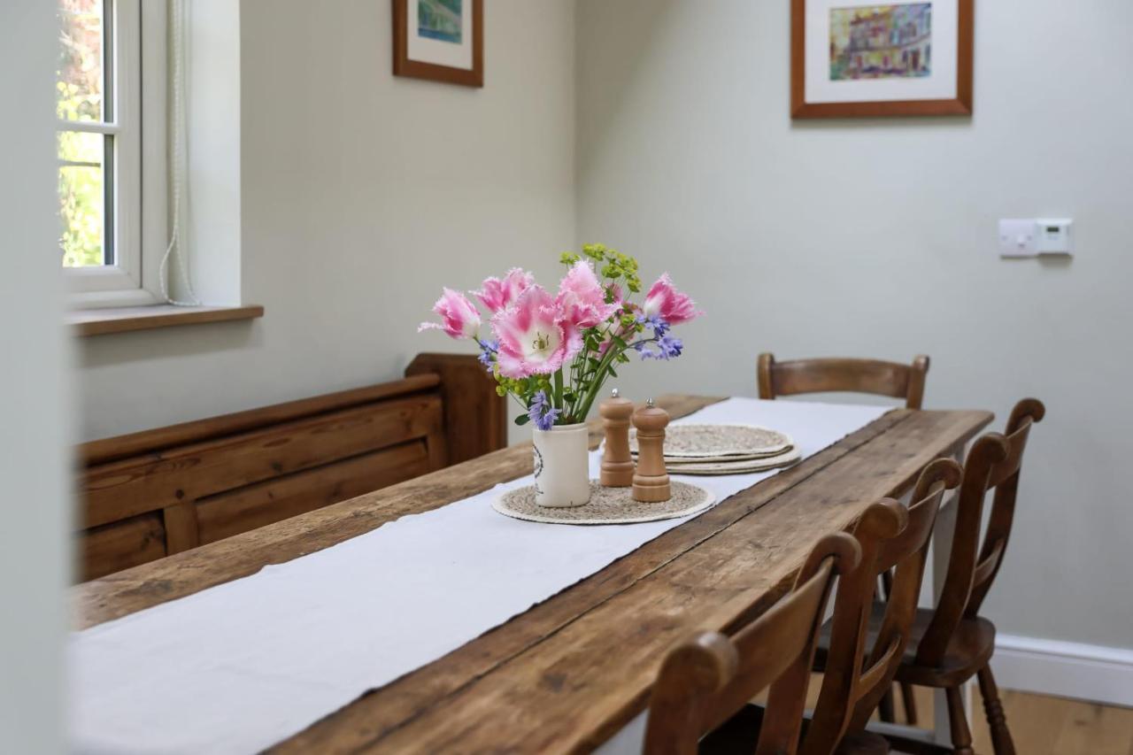 Coombers Mead Cottage Тетбъри Екстериор снимка