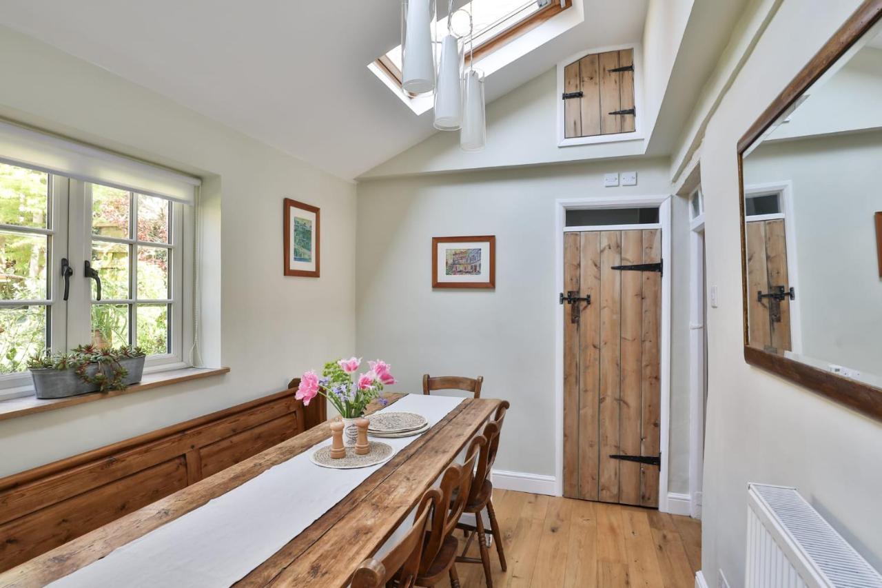 Coombers Mead Cottage Тетбъри Екстериор снимка