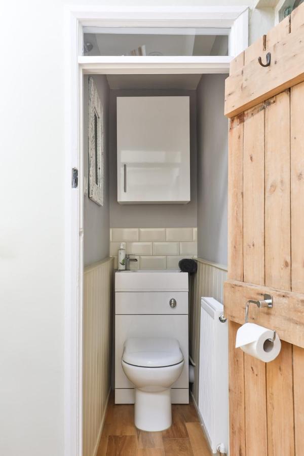 Coombers Mead Cottage Тетбъри Екстериор снимка